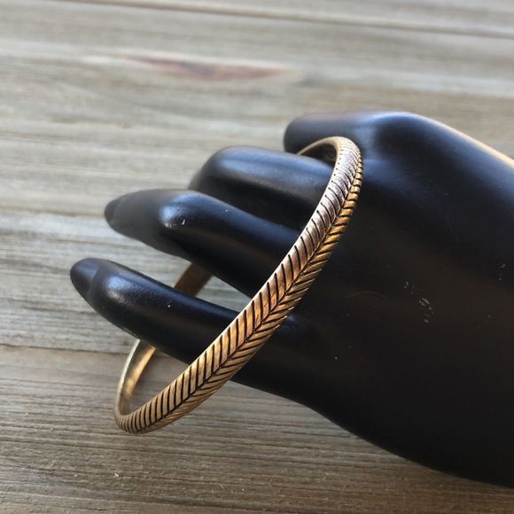 Lucky Brand Herringbone Patterned Antique Gold Tone Asymmetrical Bangle! EUC - Picture 7 of 12